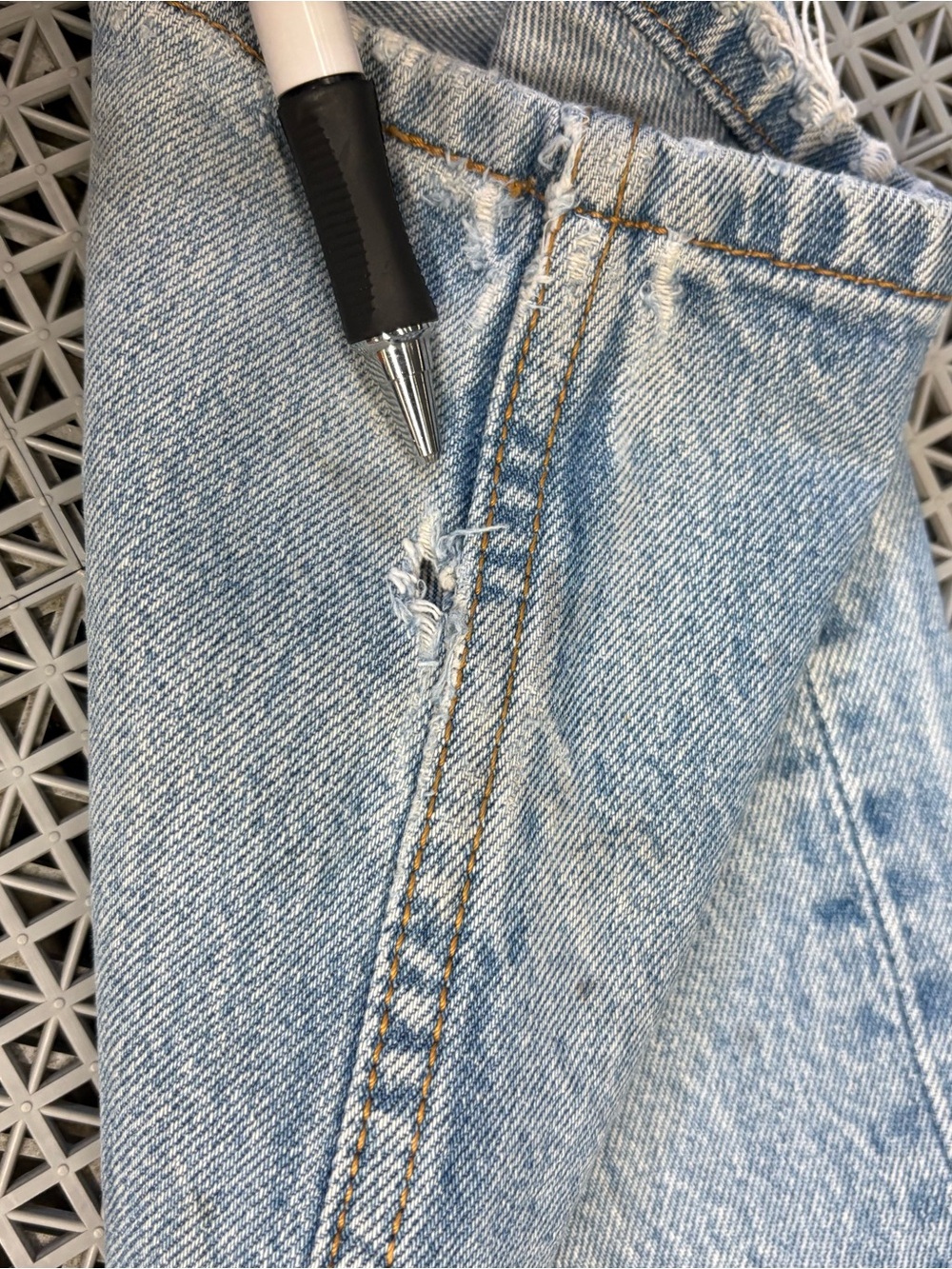 Vintage Levi's 501 Light Wash Distressed Button-Fly Blue Jeans Y2K - Picture 16 of 16